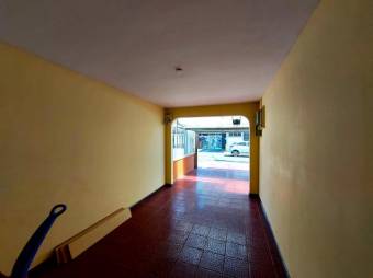 Se vende espaciosa casa con patio en Sabana Sur 23-1814