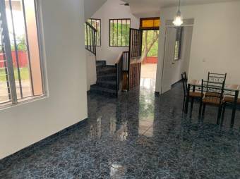 Se vende espaciosa casa con patio y terraza en Piedades Santa Ana 23-2896