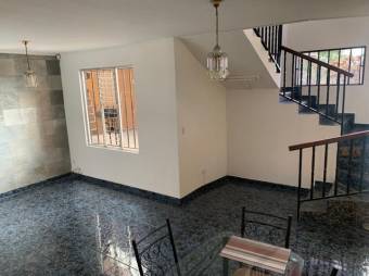 Se vende espaciosa casa con patio y terraza en Piedades Santa Ana 23-2896