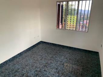 Se vende espaciosa casa con patio y terraza en Piedades Santa Ana 23-2896