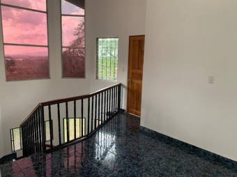 Se vende espaciosa casa con patio y terraza en Piedades Santa Ana 23-2896