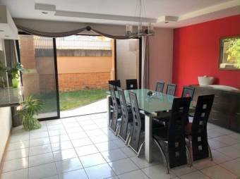 Se vende espaciosa casa para inversión en San Rafael Escazú 24-977