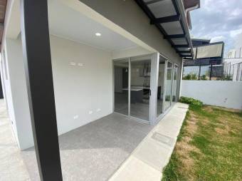 Se vende moderna casa en condominio de Brasil Santa Ana 25-215