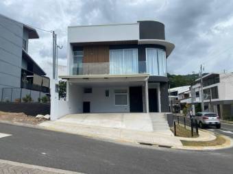 Se vende moderna casa en condominio de Brasil Santa Ana 25-215