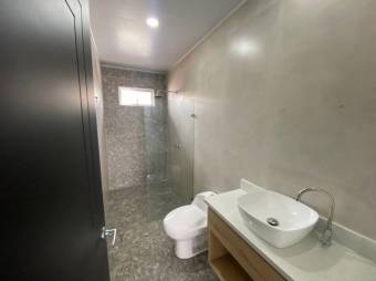 Se vende moderna casa en condominio de Brasil Santa Ana 25-215