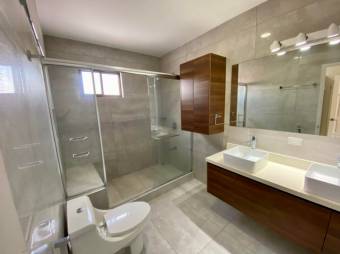 Se vende moderna casa en condominio de San Rafael Escazú 25-228 