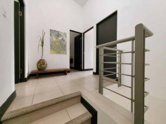 Se vende moderna casa en condominio de San Rafael Escazú 24-1529