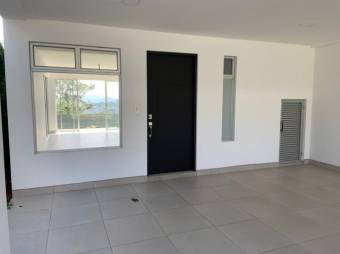 Se vende moderna casa con patio en San Antonio Escazú 25-142