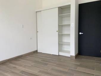 Se vende moderna casa con patio en San Antonio Escazú 25-142