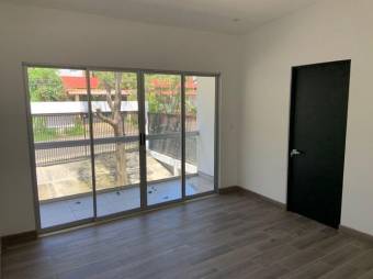 Se vende moderna casa con patio en San Antonio Escazú 25-142