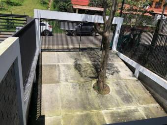 Se vende moderna casa con patio en San Antonio Escazú 25-142