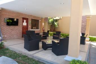 Se vende casa con patio y terraza en Uruca San José 24-1683