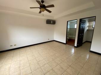 Se vende casa con patio y terraza en Uruca San José 24-1683