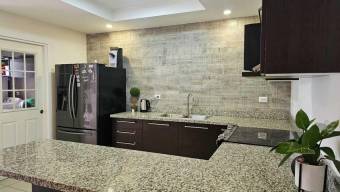 Se vende moderna casa en condominio de San Rafael Escazú 25-195 