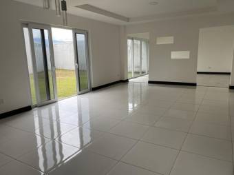 Se vende casa para inversión condominio de Guachipelín Escazú 23-2883