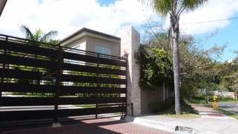 Se vende moderna casa con patio en Condominio de Escazú 23-2975