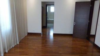 Se vende moderna casa con patio en Condominio de Escazú 23-2975