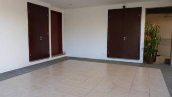 Se vende moderna casa con patio en Condominio de Escazú 23-2975