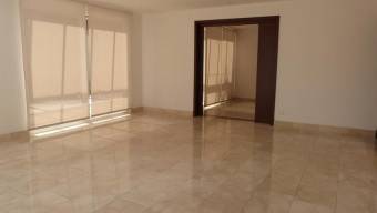 Se vende moderna casa con patio en Condominio de Escazú 23-2975