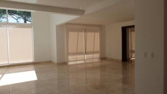 Se vende moderna casa con patio en Condominio de Escazú 23-2975