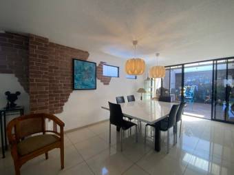 Se vende casa con patio y terraza en condominio de Escazú 25-524