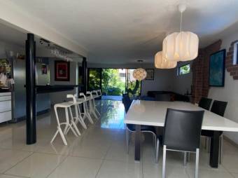 Se vende casa con patio y terraza en condominio de Escazú 25-524