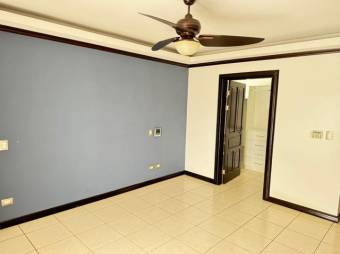 Se vende moderna casa con patio en San Antonio Escazú 25-81 