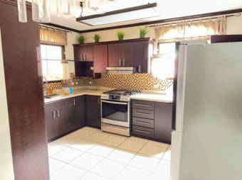 Se vende moderna casa con patio en San Antonio Escazú 25-81 