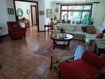 Se vende espaciosa casa con terraza en San Rafael Escazú 24-1170