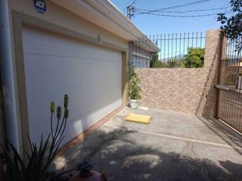 Se vende espaciosa casa con terraza en San Rafael Escazú 24-1170