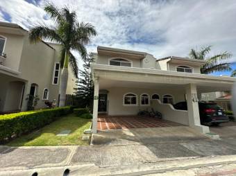 Se vende moderna casa en condominio de San Rafael Escazú 24-1737 