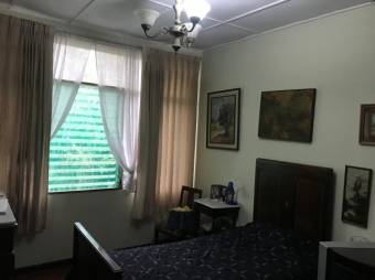 Se vende casa con uso de suelo mixto con gran lote en Escazú 25-244