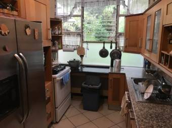 Se vende casa con uso de suelo mixto con gran lote en Escazú 25-244