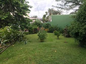 Se vende casa con uso de suelo mixto con gran lote en Escazú 25-244