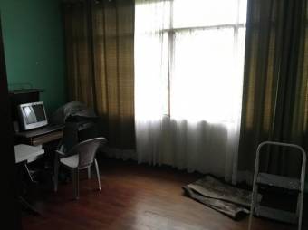 Se vende casa con uso de suelo mixto con gran lote en Escazú 25-244