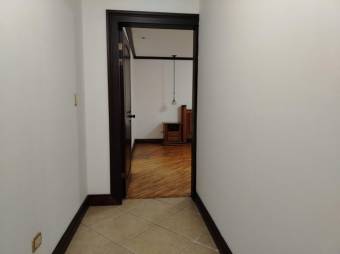 Se vende casa con patio y piscina en San Rafael Escazú 25-664