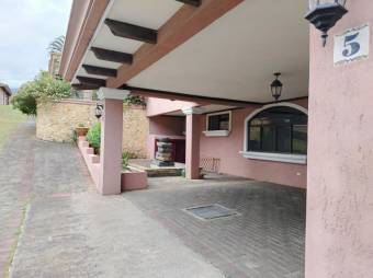 Se vende casa con patio y piscina en San Rafael Escazú 25-664