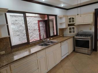 Se vende casa con patio y piscina en San Rafael Escazú 25-664