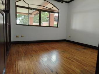 Se vende casa con patio y piscina en San Rafael Escazú 25-664