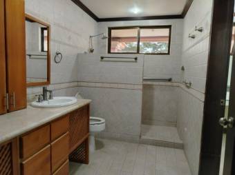 Se vende casa con patio y piscina en San Rafael Escazú 25-664