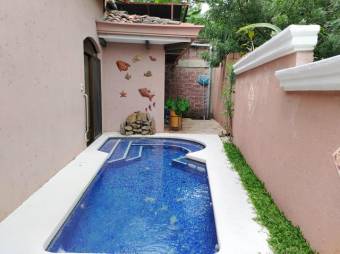 Se vende casa con patio y piscina en San Rafael Escazú 25-664