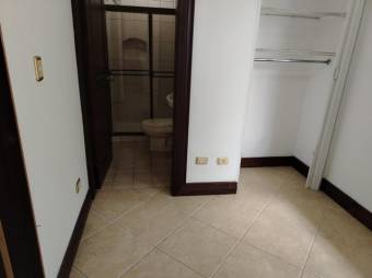 Se vende casa con patio y piscina en San Rafael Escazú 25-664