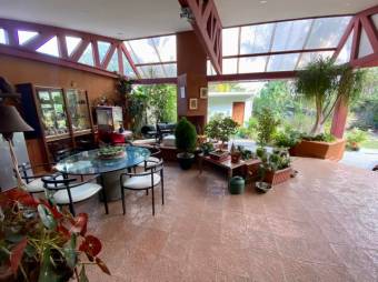 Se vende moderna casa con patio en San Rafael Escazú 25-678