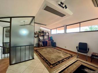 Se vende moderna casa con patio en San Rafael Escazú 25-678