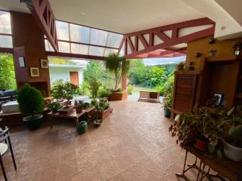 Se vende moderna casa con patio en San Rafael Escazú 25-678