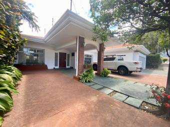 Se vende moderna casa con patio en San Rafael Escazú 25-678