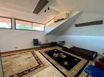 Se vende moderna casa con patio en San Rafael Escazú 25-678