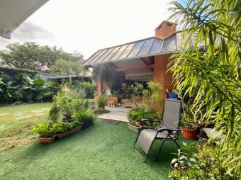 Se vende moderna casa con patio en San Rafael Escazú 25-678