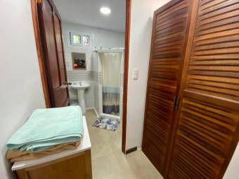 Se vende moderna casa con patio en San Rafael Escazú 25-678