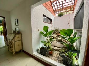 Se vende moderna casa con patio en San Rafael Escazú 25-678